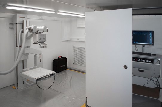 Röntgenraum mit dem X-DRS Floor Z-Arm Manual in einem Container